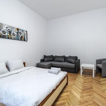 City Shalom Apartment Lviv Buitenkant foto